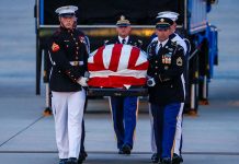 El féretro de John McCain llega a Washington para tres días de tributos john mccain