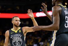 Curry comanda a Warriors, toman ventaja de 2-0 en final NBA golden