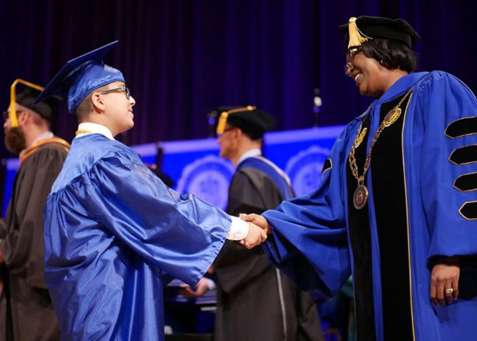 Graduacion nino genio