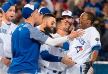 Jonrón de Granderson en la 10ma da triunfo a los Azulejos