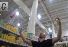 Periodista gringo no halla estantes vacíos en super de Caracas venezuela
