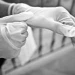 Hombre inventá guante que traduce lengua de signos hombre