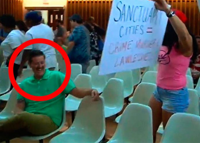 Hombre-camiseta-verde-burla estados unidos