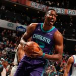 Howard guía a Hornets sobre Pistons en 4to triunfo en fila dwight
