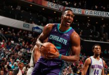 Howard guía a Hornets sobre Pistons en 4to triunfo en fila dwight