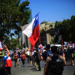 Pobladores cortan accesos a Santiago en Huelga General de Chile chile