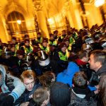 Policía húngara lanza gases lacrimógenos en protesta contra ley laboral budapest