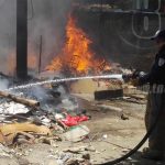 Evitan que incendio en chatarrera se propague a una vivienda barrio la primavera