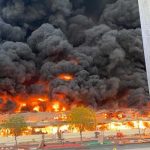 Se registra gran incendio en un mercado de Ajmán, Emiratos Árabes Unidos incendio