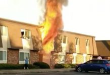 El dramático momento en que una madre lanza a su bebé por una ventana incendio