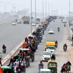 Campesinos en la India dirigen una caravana de tractores hacia Nueva Delhi campesinos