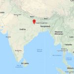 Doctor es atado a un árbol y obligado a ver cómo su esposa e hija son violadas en grupo asia