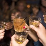 Quince muertos y 33 hospitalizados por tomar whisky en Malasia muertos