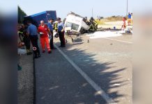 Mueren 12 campesinos al estrellarse furgón contra camión en Italia foggia