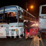 Mototaxi termina retorcida entre buses cerca de los «Mil Metros», Managua nicaragua