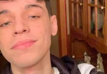 ¡Es real! Estudiante muestra su enorme dedo de cinco pulgadas de largo estados unidos