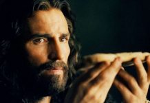 Niño ve el rostro de Jesús en las tablas de una casa (Fotos) jesus