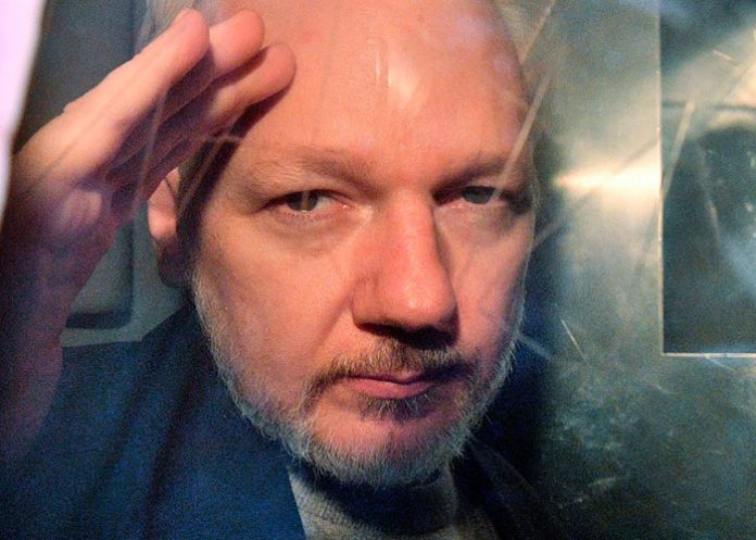 Julian_Assange_cuAKH47 violacion