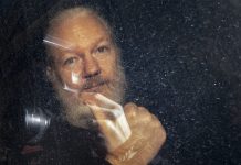 Postergan audiencia de extradición a Julian Assange julian assange