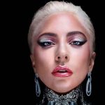 Lady Di vuelve a ser un icono de la moda por una elegante blusa lady mata perros