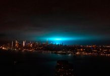 Una misteriosa luz de color azul ilumina el cielo de Nueva York luz azul