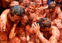Miles se lanzan tomates para celebrar La Tomatina en España espana