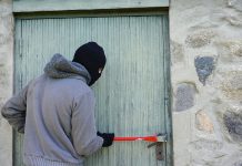 Hombre intenta robar en una casa pero se queda atorado… guatemala