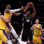 Spurs vienen de abajo, vencen a los Lakers 143-142 patty