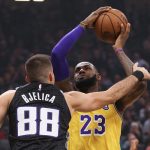James anota 25 puntos y Lakers superan a los Kings 101-86 lebron