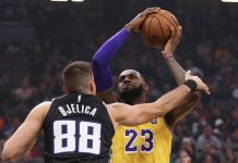 James anota 25 puntos y Lakers superan a los Kings 101-86 lebron