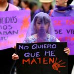 El papa coloca letrero en puerta de Prohibido lamentarse femicidios