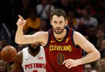Love se fractura la mano en derrota de Cavaliers en Detroit