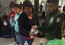 Interceptan a 65 migrantes centroamericanos escondidos en un autobús en México