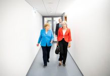 Video: Canciller alemana «asarea» y niega el saludo a Theresa May angela merkel