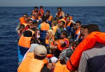 Rescatan a 800 personas en el Mediterráneo, entre ellas 7 niños con agua en los pulmones