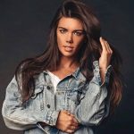 Modelo de Sport Illustrated sorprende recorriendo la pasarela amamantando a su bebé estados unidos