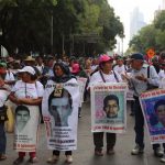Familiares de los 43 normalistas desaparecidos marchan en México america latina