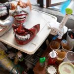 Artista filipino protege del virus con mascarillas de horror mascarillas