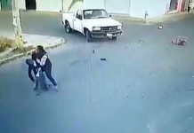 El desgarrador momento que una madre carga a su hijo atropellado nino atropellado