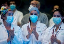 Con pirotecnia y el Cielito Lindo agradecen a personal de Salud en CDMX mexico