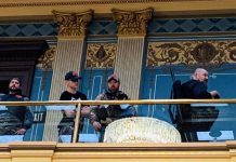 Manifestantes protestan con armas de fuego en Capitolio de Michigan michigan