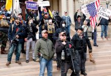 Con rifles de asalto, manifestantes protestan en Michigan contra excesiva cuarentena michigan