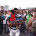 Policía detiene camión con 228 migrantes en el sur de México policia