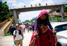 Migrantes en Tapachula, México emprenden su camino a EE.UU. caravana migrante