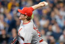Mikolas luce en la loma y pega jonrón en victoria de Cardenales