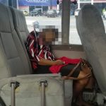 ¡Creían que iba dormida! Mujer muere en el asiento de un autobús autobus