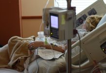 Policía pide ADN en centro donde mujer en coma dio a luz en EE.UU. parto