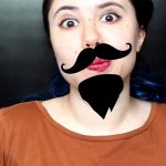 Se hace pasar por hombre para obtener dinero de la familia de su esposa mujer