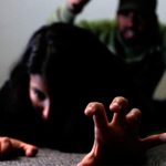 Lo ataron mientras 8 hombres violaban a su esposa embarazada asia