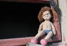 Depravado viola a niña en el ascensor de un hospital violacion